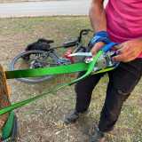 Davide invece sta ammirando i movimenti dell�esperto Julian, che in quel momento sta posizionando tra due alberi una fettuccia verde in poliestere lunga 15 metri e larga 5 centimetri